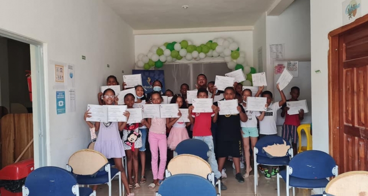 Entrega de certificados a los niñ@s de la comunidad en compañía y representación del PRESIDENTE DEL GAD PARROQUIAL LA TOLA Arturo Zamora.